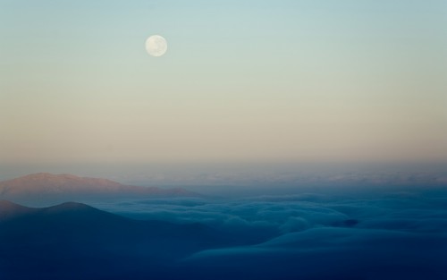 moon_above_the_clouds-wallpaper-1920x1200.jpg